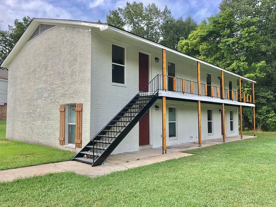 1040 North Montgomery in Starkville, Mississippi